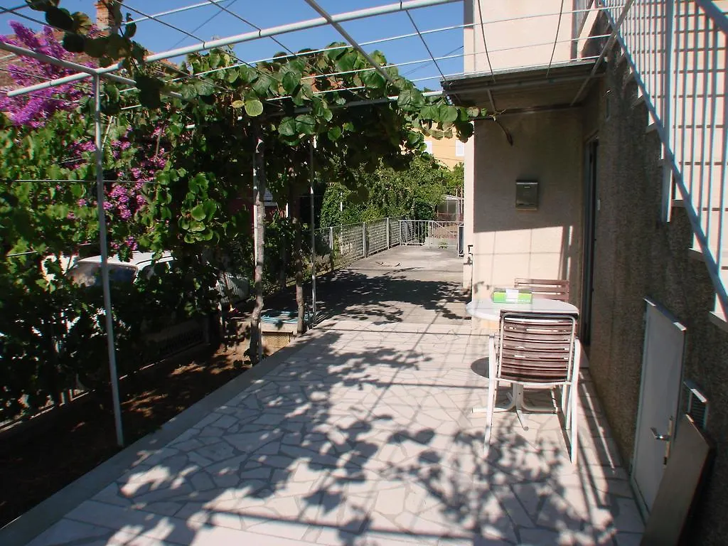 Apartment Matija トロギール 0*,